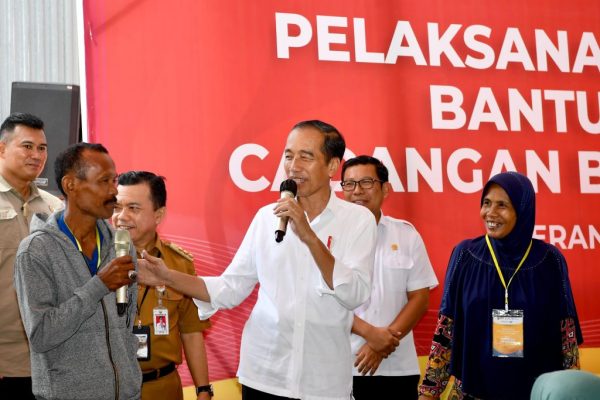 Kunjungi Gudang Bulog Pematang Kandis Presiden Tinjau Stok Beras dan Serahkan Bantuan Pangan 1024x768 1