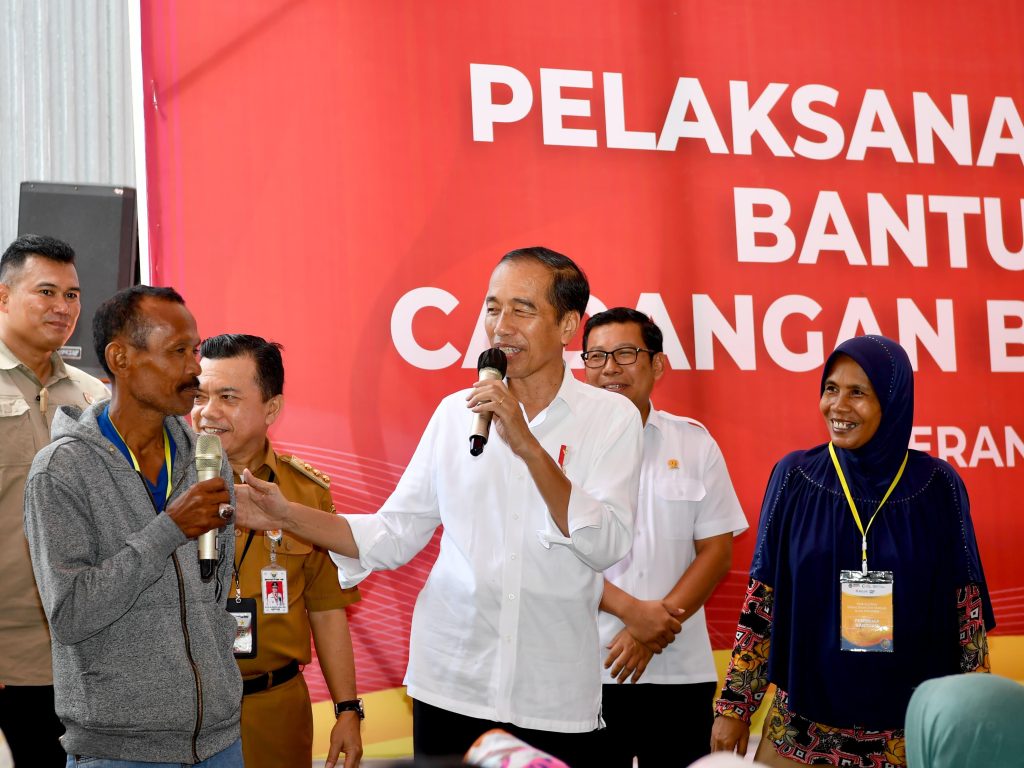 Kunjungi Gudang Bulog Pematang Kandis Presiden Tinjau Stok Beras dan Serahkan Bantuan Pangan 1024x768 1
