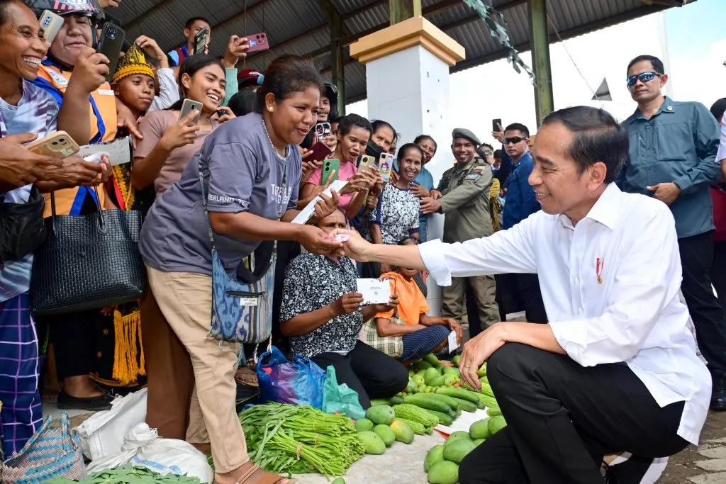 Kunjungi Pasar Danga Presiden Cek Harga Hingga Beli Mangga dan Tempe 1024x683 1