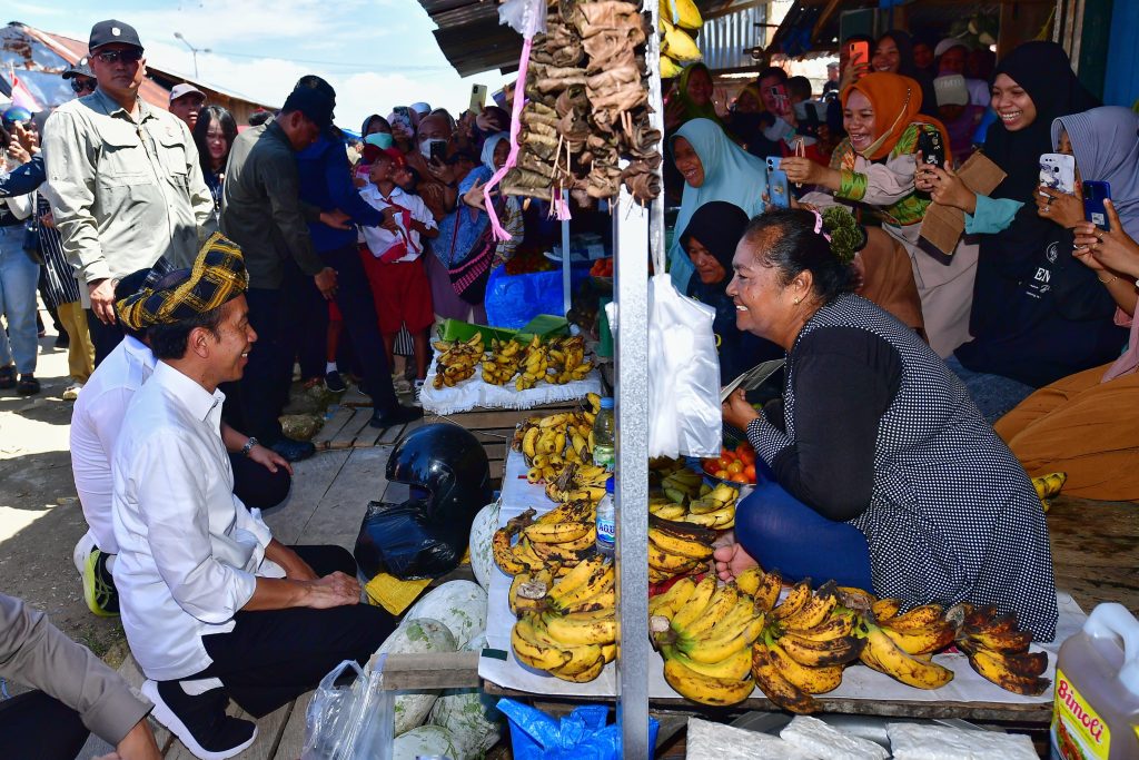 Kunjungi Pasar Laino Raha Presiden Jokowi Disambut Lautan Masyarakat Muna 1024x683 1