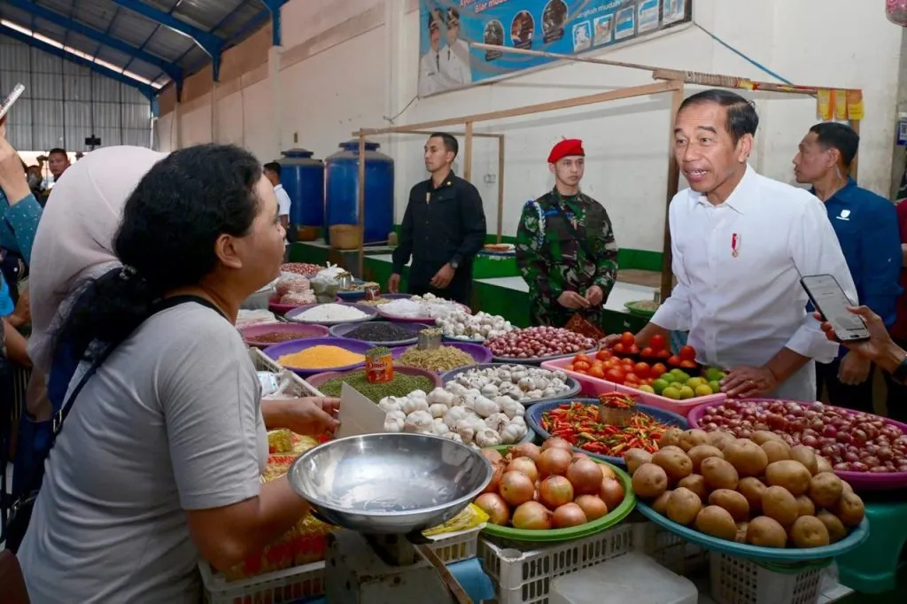 Kunjungi Pasar Oebobo Presiden Sapa Masyarakat dan Cek Harga Kebutuhan Pokok 1024x682 1
