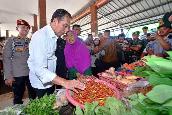 Kunjungi Pasar Sebukit Rama Presiden Jokowi Harga Baik dan Stabil 1024x683 1