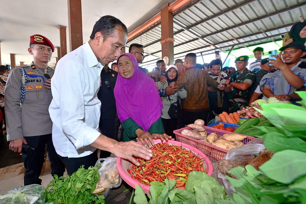 Kunjungi Pasar Sebukit Rama Presiden Jokowi Harga Baik dan Stabil 1024x683 1