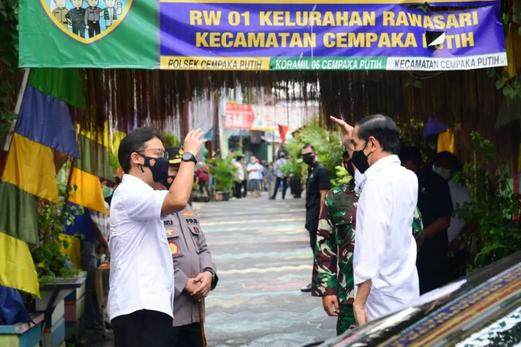 MENKES DAMPINGI PRESIDEN TINJAU PPKM MIKRO 1024x682 1