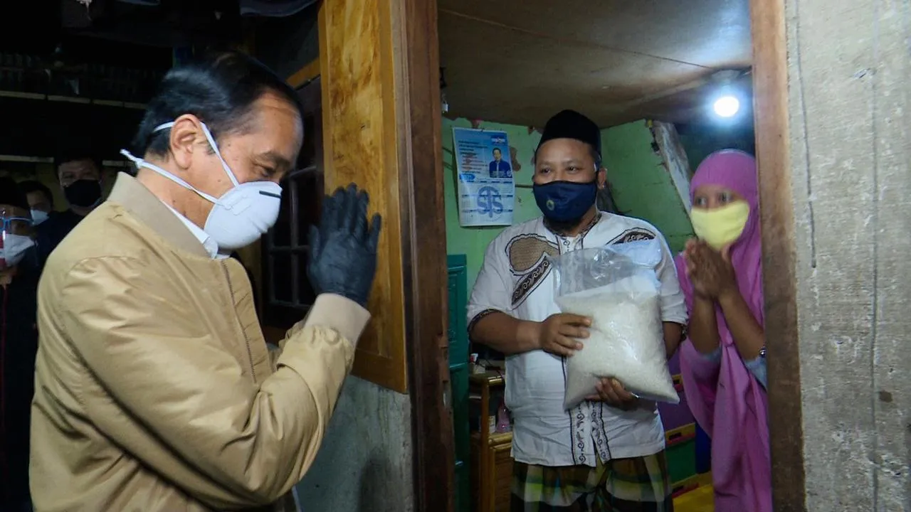 PRESIDEN JOKOWI BLUSUKAN BAGI OBAT ISOMAN