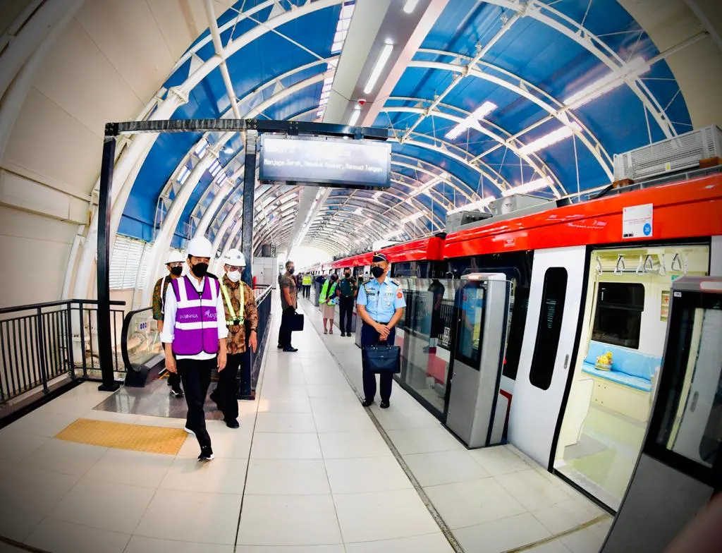 PRESIDEN JOKOWI NAIK LRT 3