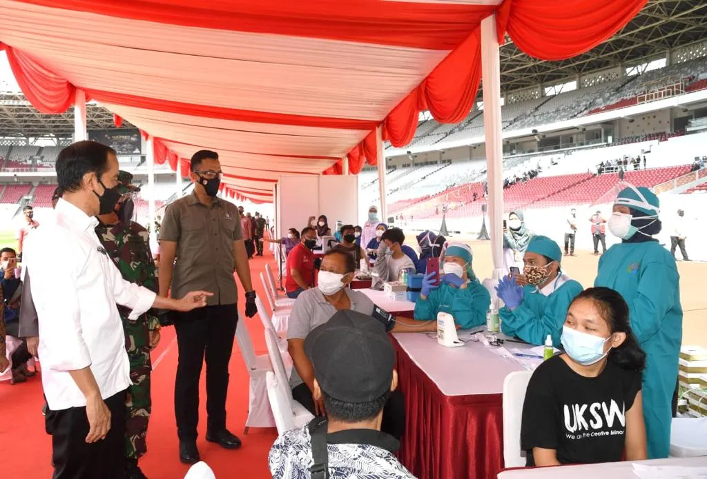 PRESIDEN JOKOWI TINJAU VAKSINASI DI GBK 2