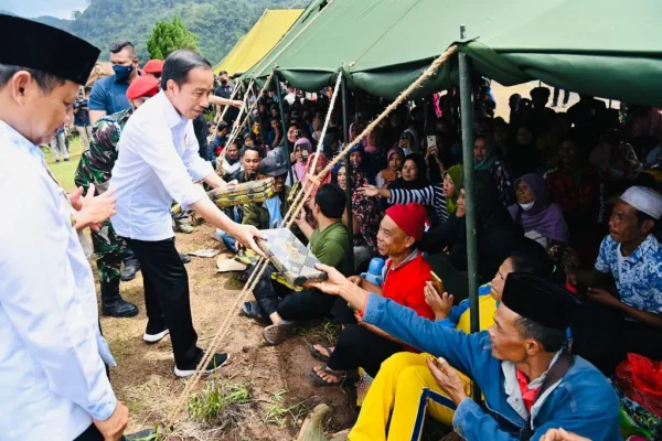 Presiden Berikan Bantuan kepada Para Pengungsi Terdampak Gempa Bumi di Cianjur 2