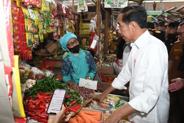 Presiden Cek Harga Kebutuhan Pokok di Pasar Kelapa 1024x767 1