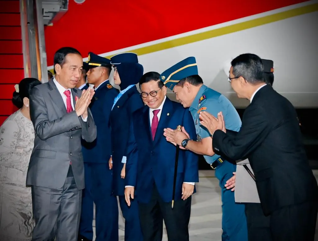 Presiden Joko Widodo dan Ibu Iriana Tiba di Tanah Air Usai Lawatan ke RRT
