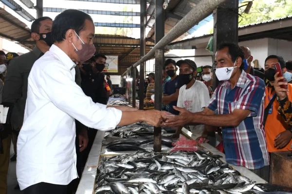 Presiden Jokowi Bagikan Bantuan Modal di Pasar Kebun Lada Kota Binjai