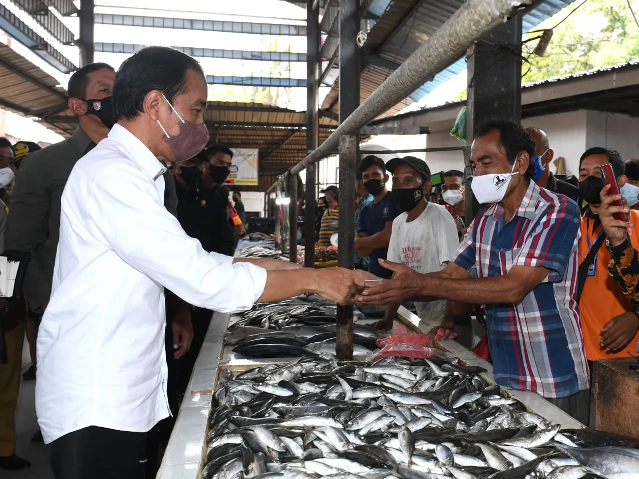 Presiden Jokowi Bagikan Bantuan Modal di Pasar Kebun Lada Kota Binjai