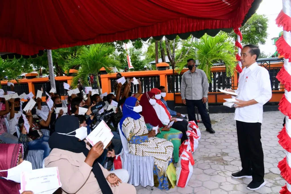 Presiden Jokowi Bagikan Bantuan Sosial di Kabupaten Maluku Tenggara 1024x683 1