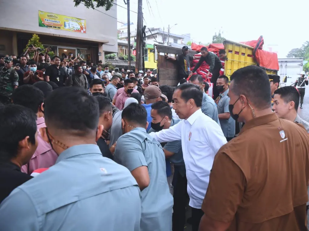 Presiden Jokowi Bagikan Sembako hingga Hamper untuk Masyarakat di Kota Bogor 1024x768 1