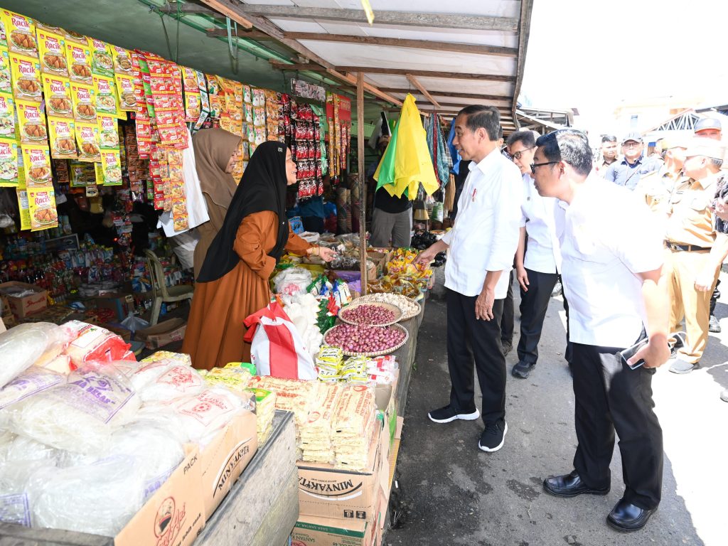 Presiden Jokowi Cek Harga Bahan Pokok di Pasar Beringin Buntok 1024x768 1