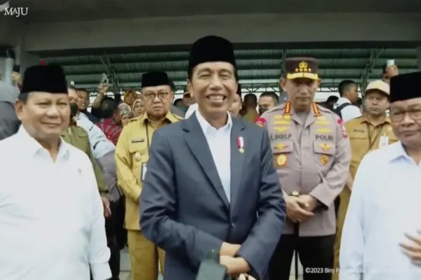 Presiden Jokowi Cek Harga Kebutuhan Pokok di Pasar Tabalong 1024x573 1