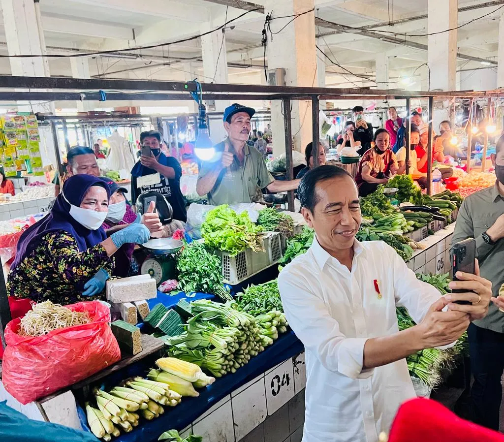 Presiden Jokowi Cek Harga Komoditas Pangan di Pasar Rakyat Talang Banjar Jambi
