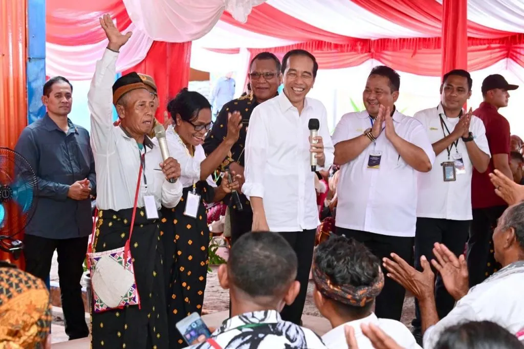 Presiden Jokowi Cek Stok Beras dan Bagikan Bantuan Pangan CBP di Kabupaten Nagekeo 1024x682 1