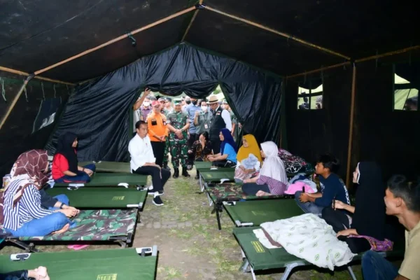 Presiden Jokowi Kunjungi Tenda Pengungsi Korban Gempa di Cianjur 1024x683 1