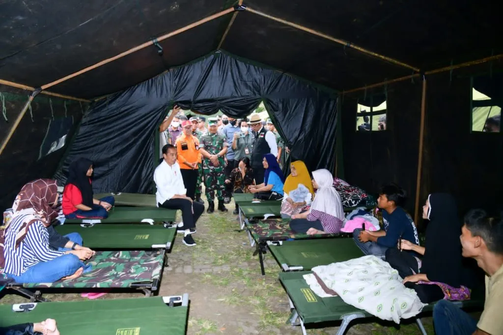 Presiden Jokowi Kunjungi Tenda Pengungsi Korban Gempa di Cianjur 1024x683 1