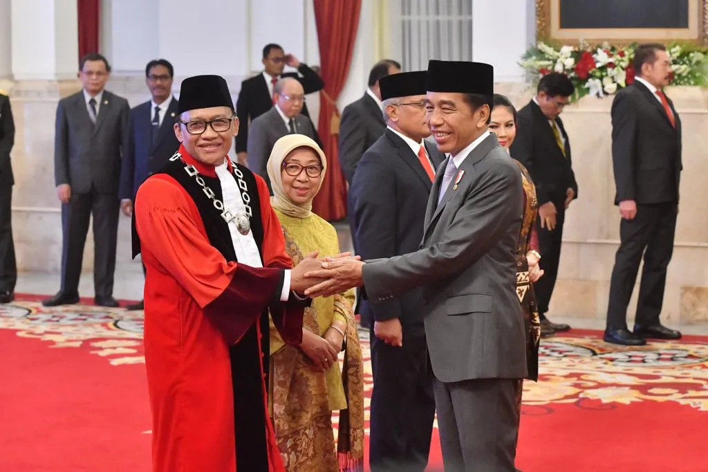 Presiden Jokowi Lantik Ridwan Mansyur Sebagai Hakim Mahkamah Konstitusi 1024x682 1