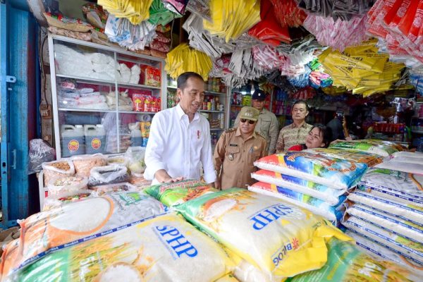 Presiden Jokowi Pantau Stabilitas Harga di Pasar Sungai Ringin Sekadau Saat Ramadan 1024x683 1