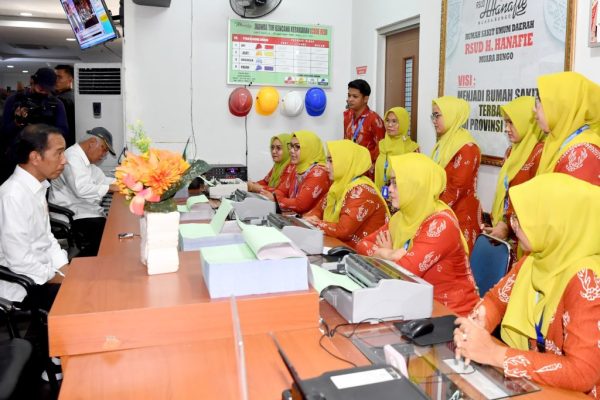 Presiden Jokowi Pastikan Alkes di RSUD H. Hanafie Muara Bungo Berguna bagi Masyarakat 1024x683 1