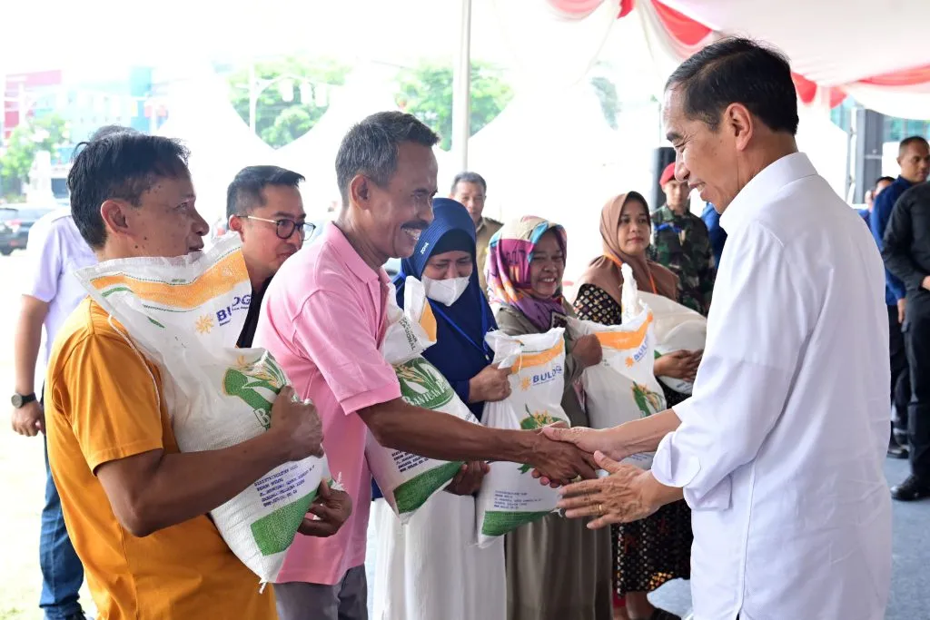 Presiden Jokowi Pastikan Bantuan Beras di Purwakarta Tersalurkan dengan Baik 1024x683 1