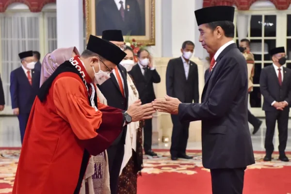 Presiden Jokowi Saksikan Pengucapan Sumpah Janji Hakim Konstitusi 1024x706 1