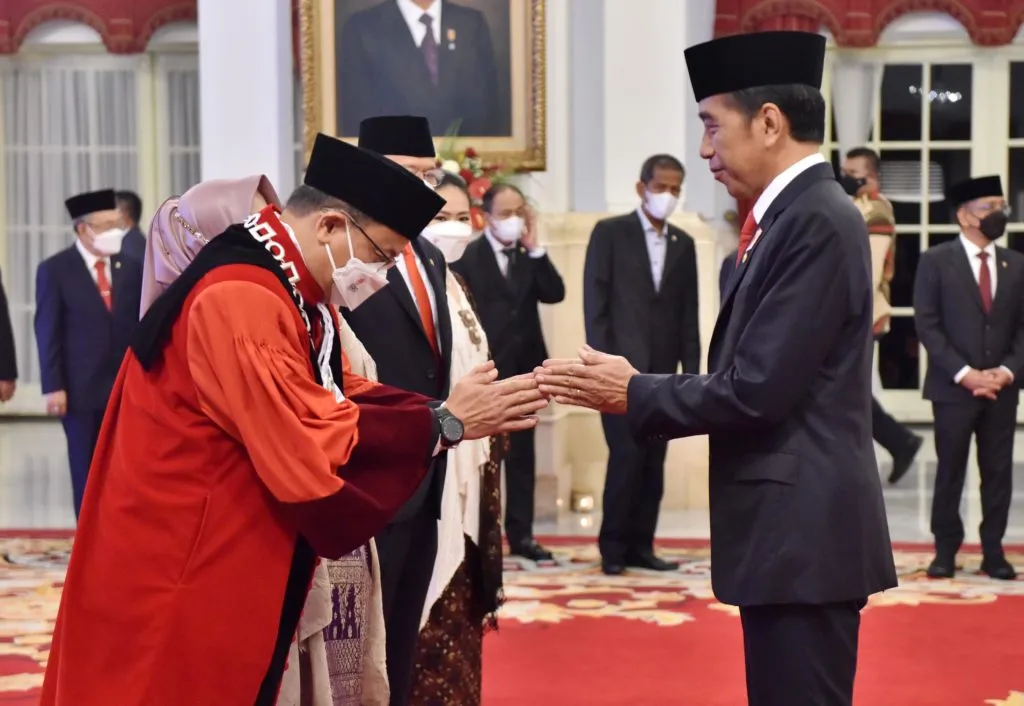Presiden Jokowi Saksikan Pengucapan Sumpah Janji Hakim Konstitusi 1024x706 1
