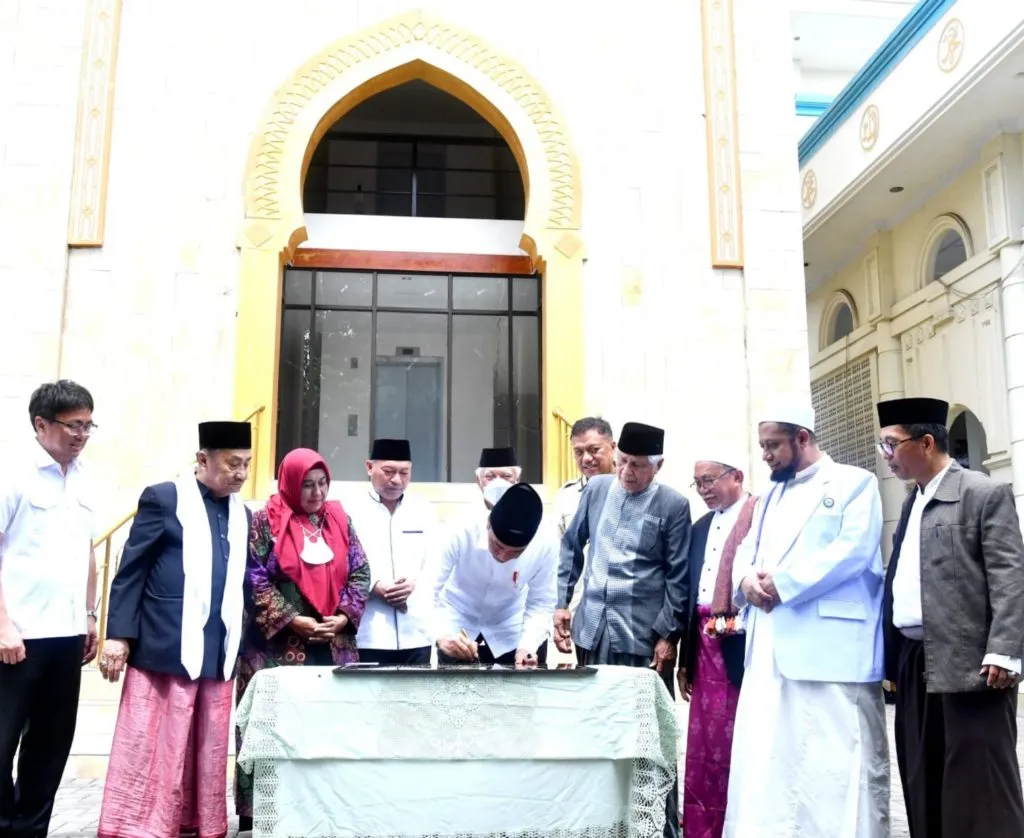 Presiden Jokowi Salat Jumat dan Resmikan Penataan Kawasan Masjid Ahmad Yani Kota Manado 1024x838 1