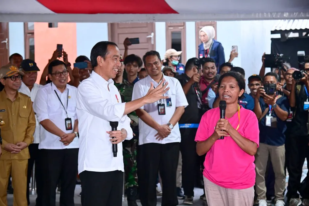 Presiden Jokowi Sapa Warga NTT dan Bagikan Bantuan Pangan CBP 1024x683 1