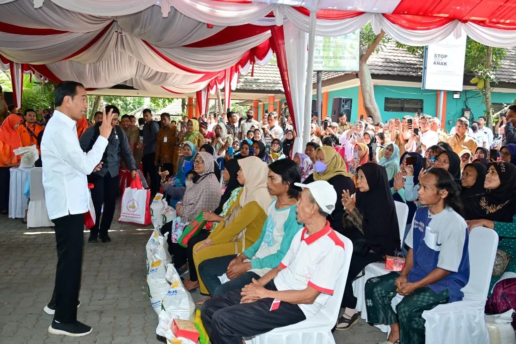 Presiden Jokowi Serahkan Bantuan Pangan Beras ke KPM di Cilegon 1024x683 1