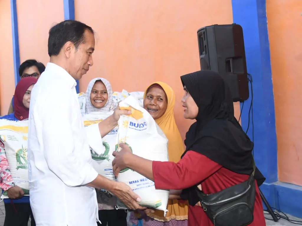 Presiden Jokowi Serahkan Bantuan Pangan bagi Masyarakat di Bandar Lampung 1024x768 1