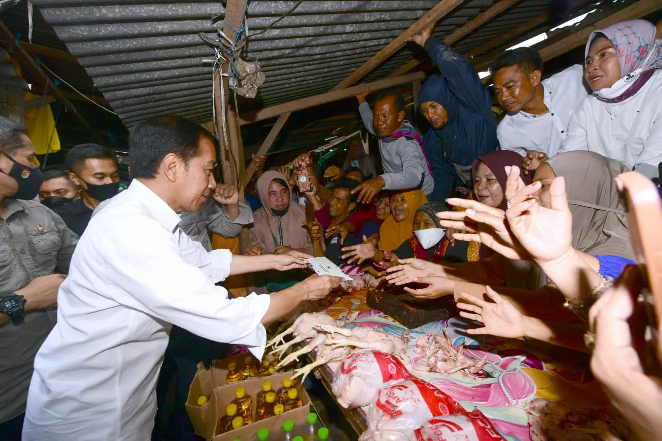Presiden Jokowi Serahkan Bantuan Sosial kepada Pedagang di Pasar Sila