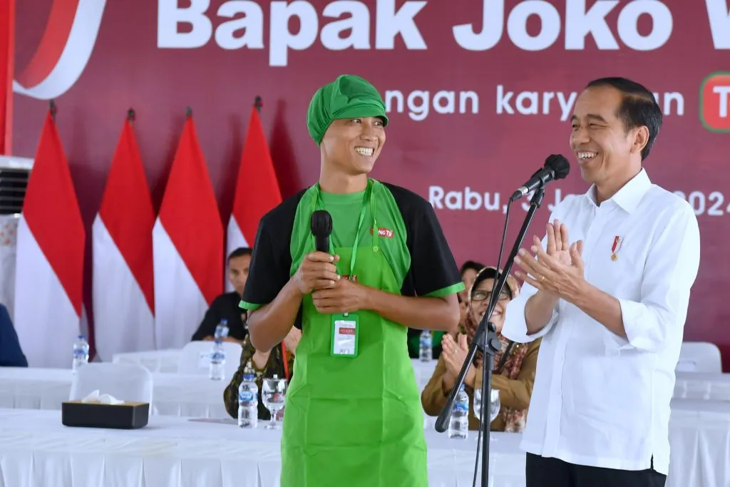 Presiden Jokowi Silaturahmi dengan Karyawan Pabrik PT Tong Tji 1024x683 1