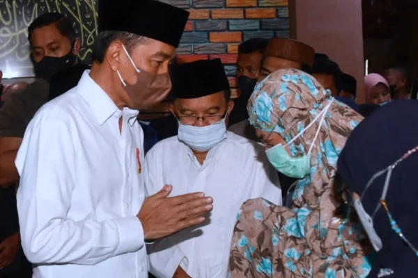 Presiden Jokowi Takziah ke Rumah Duka Almarhum Ferry Mursyidan Baldan 1024x768 1