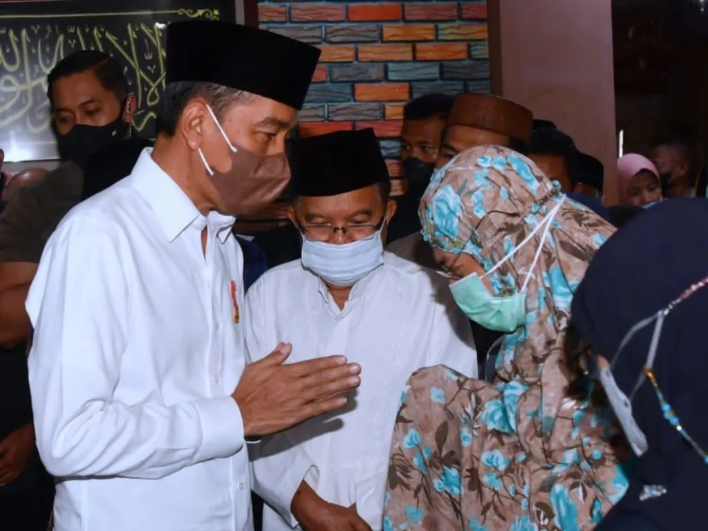 Presiden Jokowi Takziah ke Rumah Duka Almarhum Ferry Mursyidan Baldan 1024x768 1