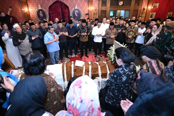 Presiden Jokowi Takziah ke Rumah Duka Almarhumah Mooryati Soedibyo 1024x683 1