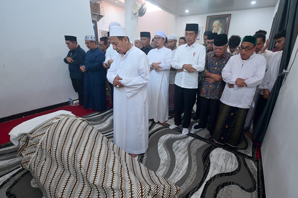 Presiden Jokowi Takziah ke Rumah Duka Almarhumah Syarifah Salma 1024x683 1