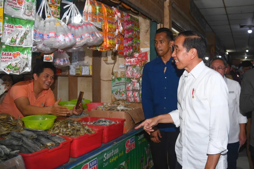 Presiden Jokowi Tinjau Harga Komoditas Pangan di Pasar Johar Karawang 1024x683 1