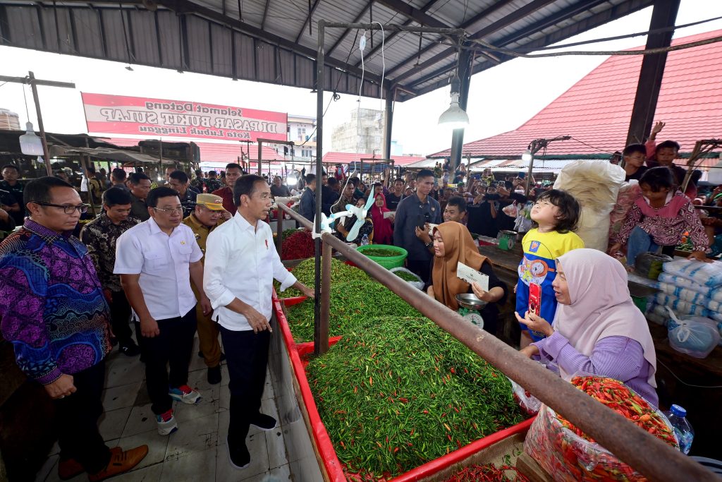 Presiden Jokowi Tinjau Harga Sembako di Pasar Bukit Sulap Lubuklinggau 1024x683 1