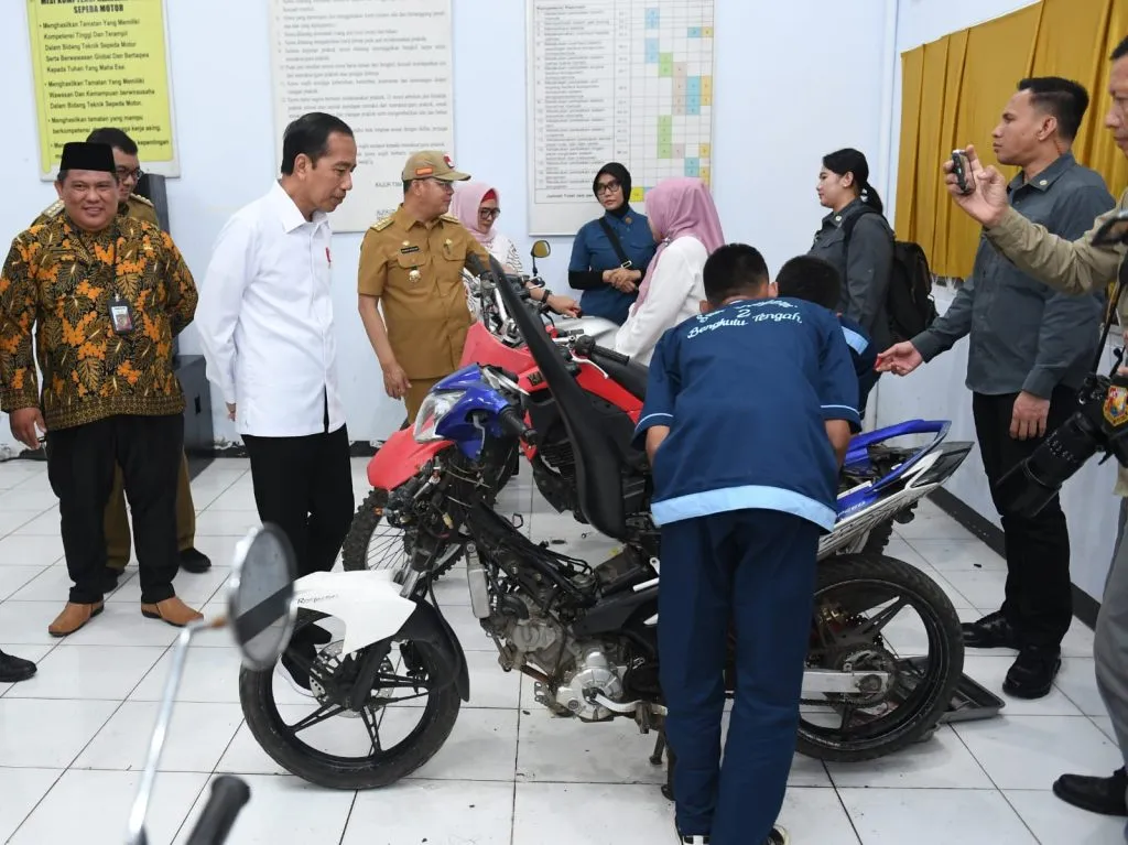 Presiden Jokowi Tinjau Kegiatan Pembelajaran di SMKN 2 Kabupaten Bengkulu Tengah 1024x767 1