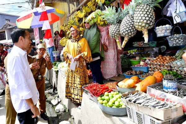 Presiden Jokowi Tinjau Pasar Tumpah Mamasa Cek Harga dan Infrastruktur Pasar 1024x829 1