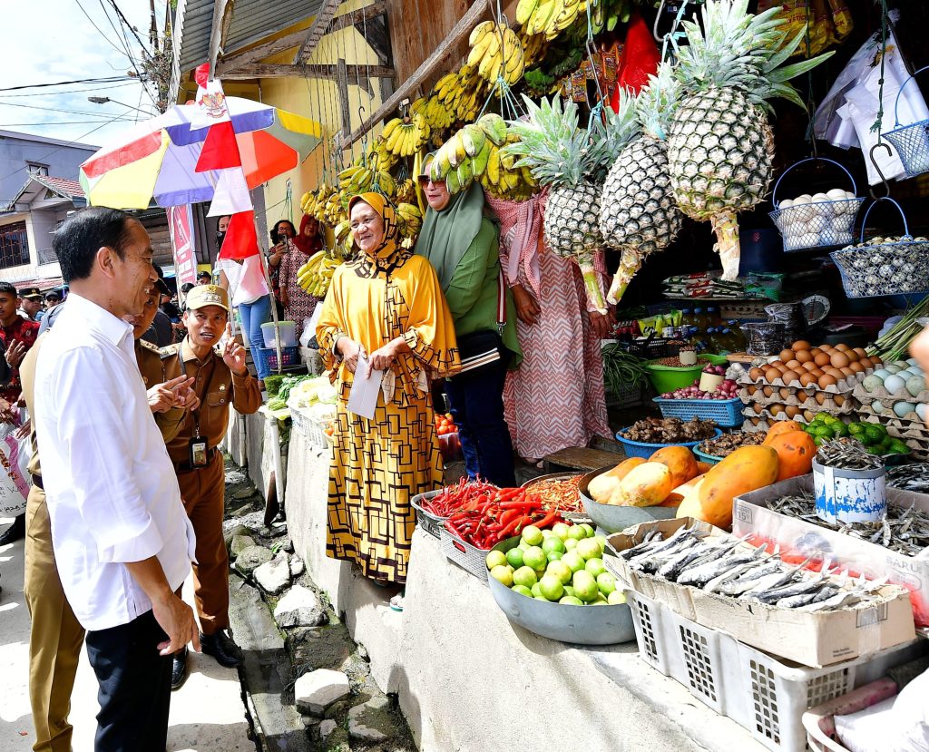 Presiden Jokowi Tinjau Pasar Tumpah Mamasa Cek Harga dan Infrastruktur Pasar 1024x829 1