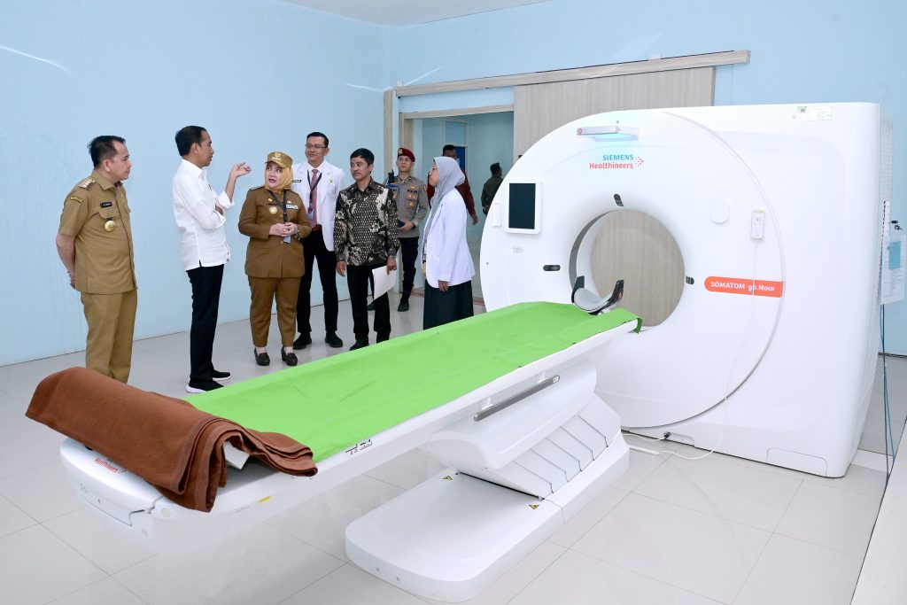 Presiden Jokowi Tinjau Pelayanan Kesehatan di RSUD dr. Sobirin 1024x683 1