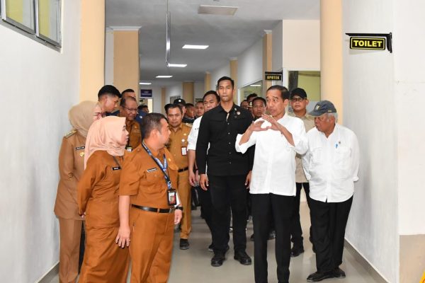 Presiden Jokowi Tinjau Pelayanan dan Fasilitas Kesehatan di RSUD Toto Kabila Gorontalo 1024x768 1