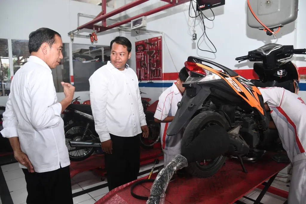 Presiden Jokowi Tinjau Pembelajaran Praktik di SMK Negeri 5 Padang 1024x683 1