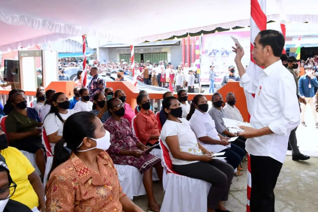 Presiden Jokowi Tinjau Penyerahan Bantuan Sosial di Kantor Pos Kepulauan Aru 1024x682 1
