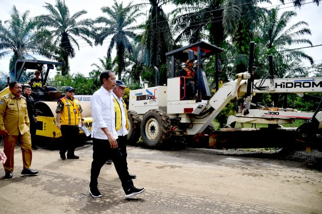 Presiden Jokowi Tinjau Perbaikan Infrastruktur Jalan di Provinsi Bengkulu 1024x683 1
